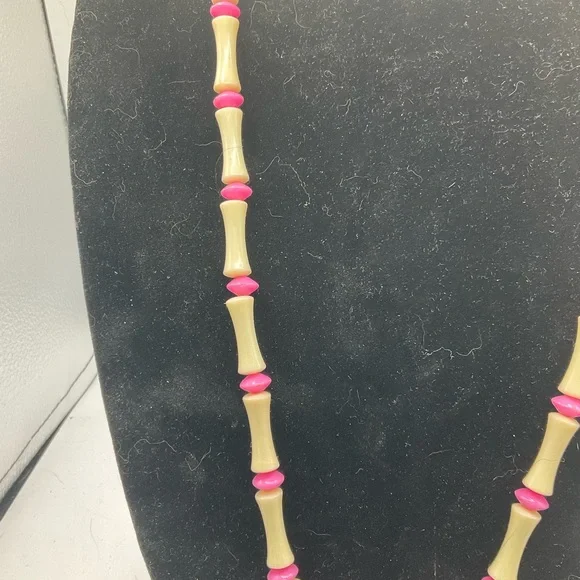 “MCM PINK BEADED VINTAGE NECKLACE” Costume Jewelry. - Picture 4 of 13